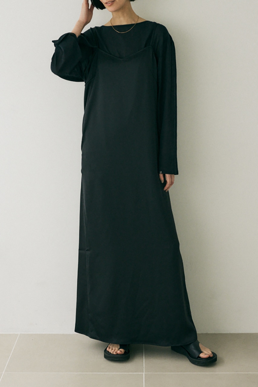 オーガニックコットン使用の透け感ある長袖ドレスとリサイクルポリエステルサテンのフルレングスキャミドレスのセット