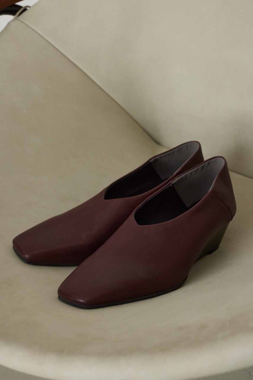 Angled heel square shoes