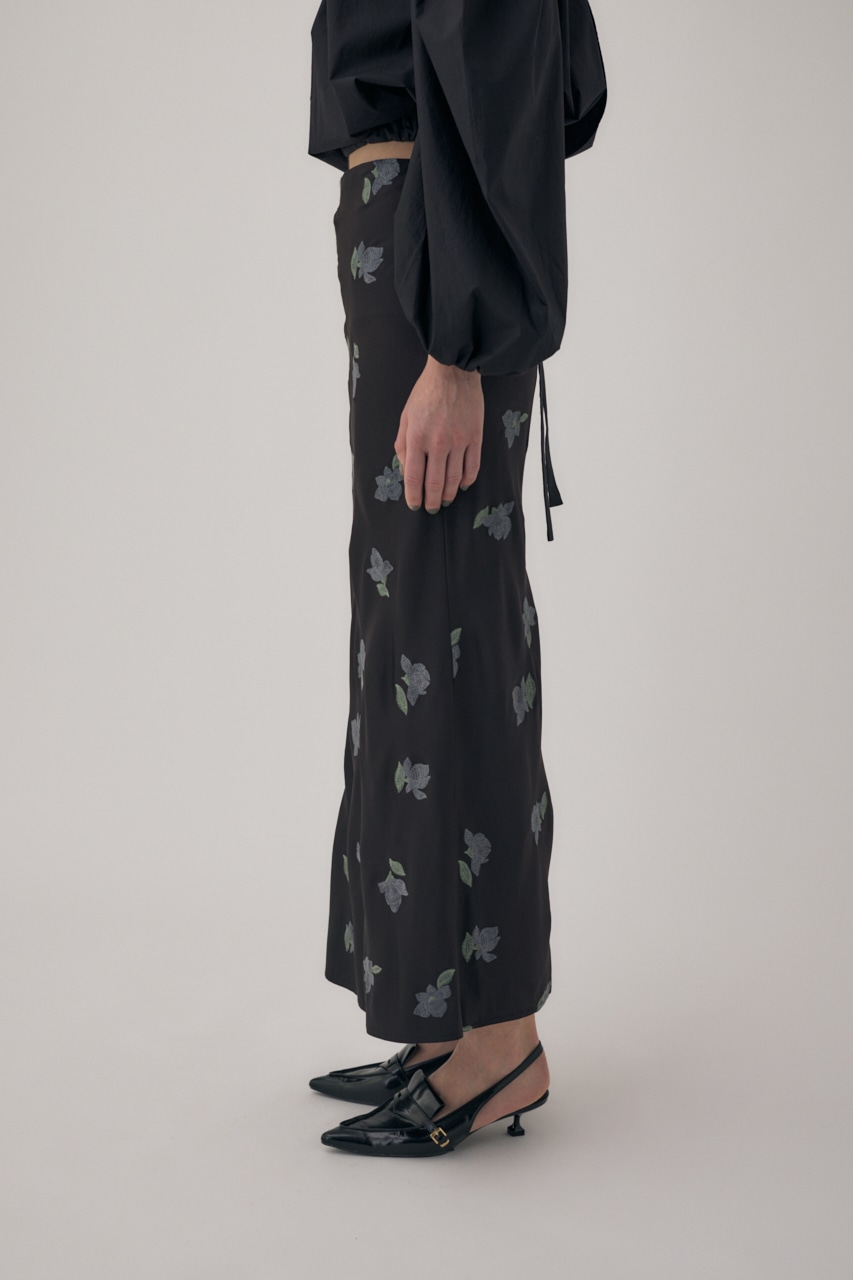 M_ | リサイクルポリエステルサテン生地刺繍サテンスカート (スカート 