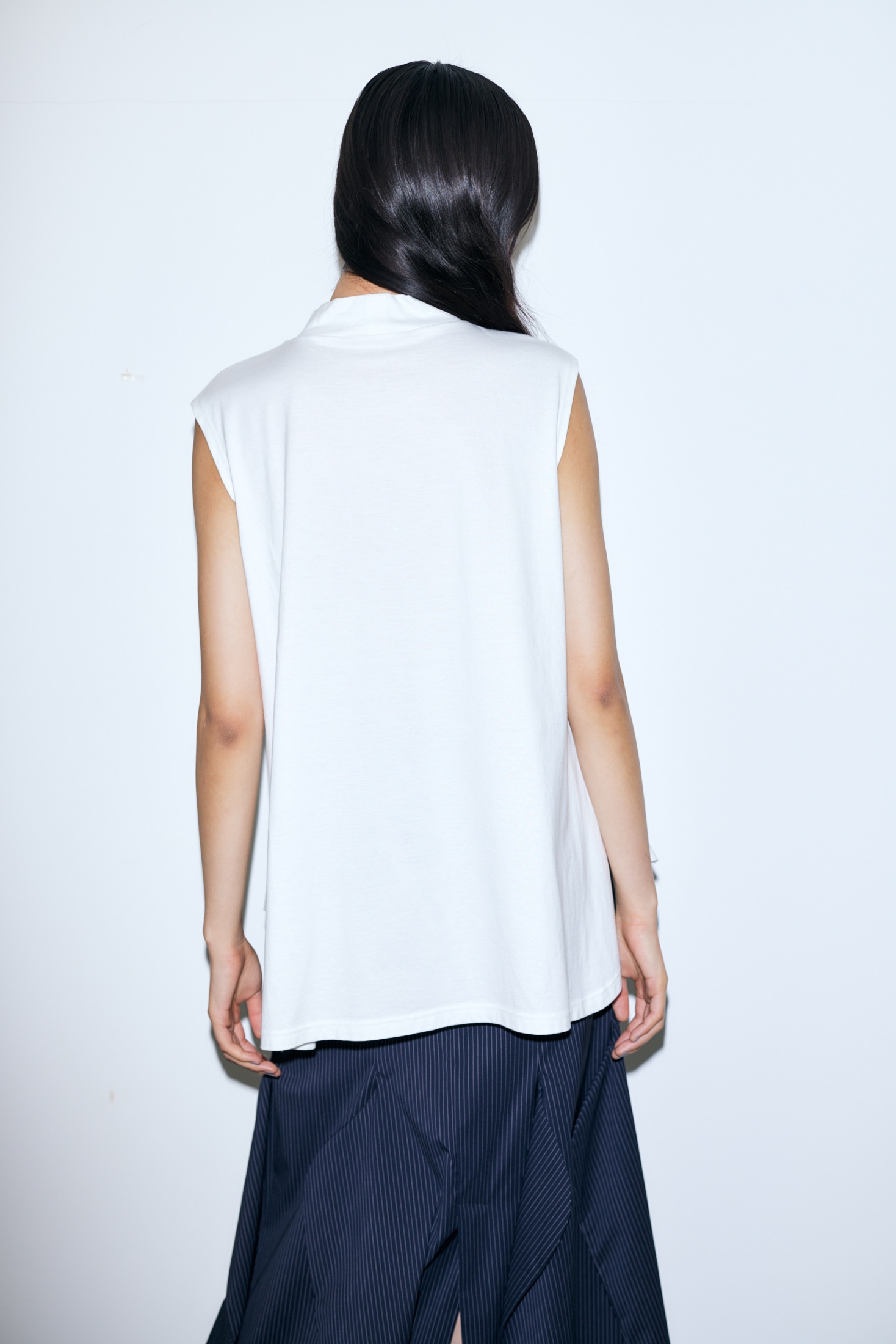 STAND-NECK SLEEVELESS TOPS