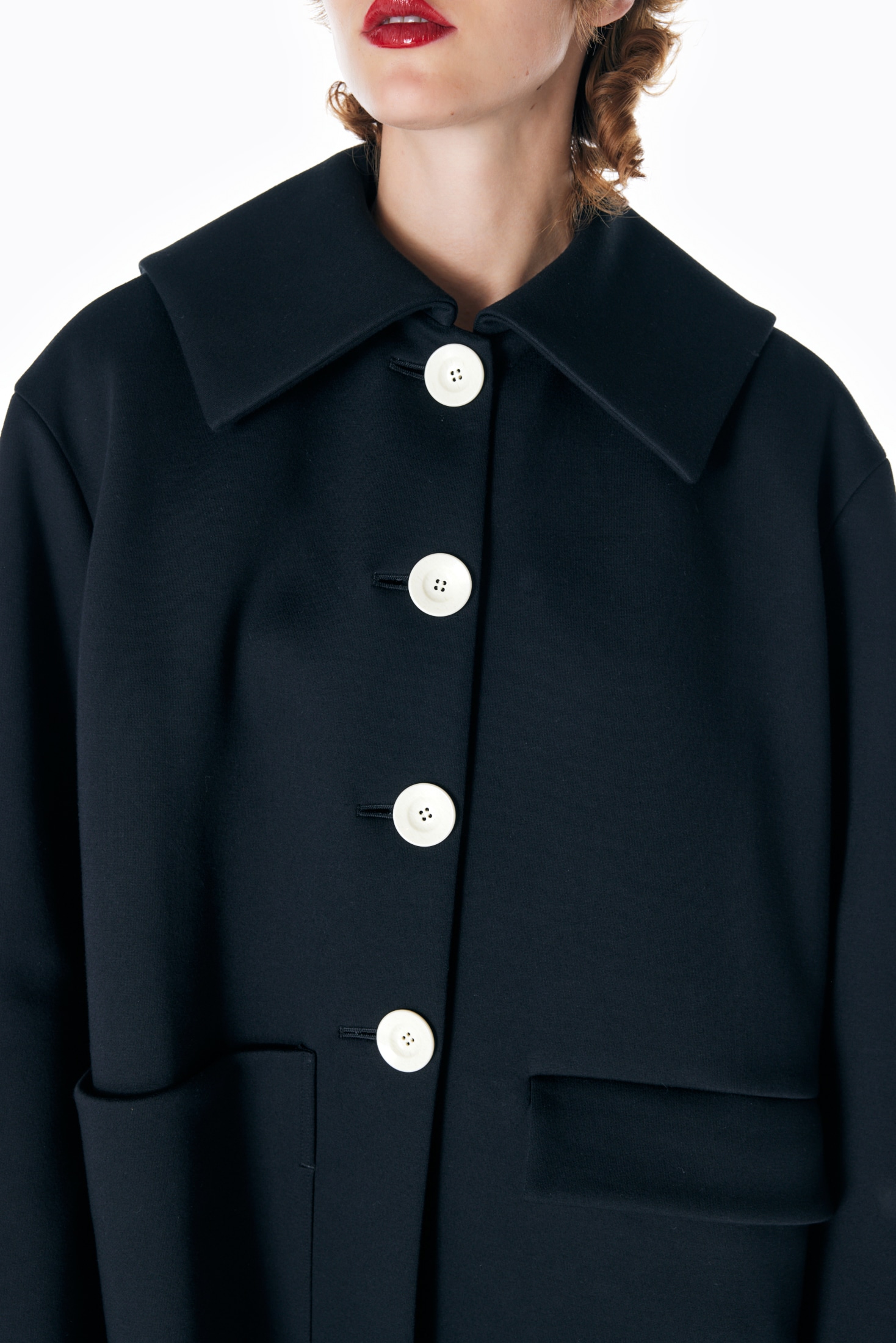 FLAT-COLLAR SILHOUETTE COAT