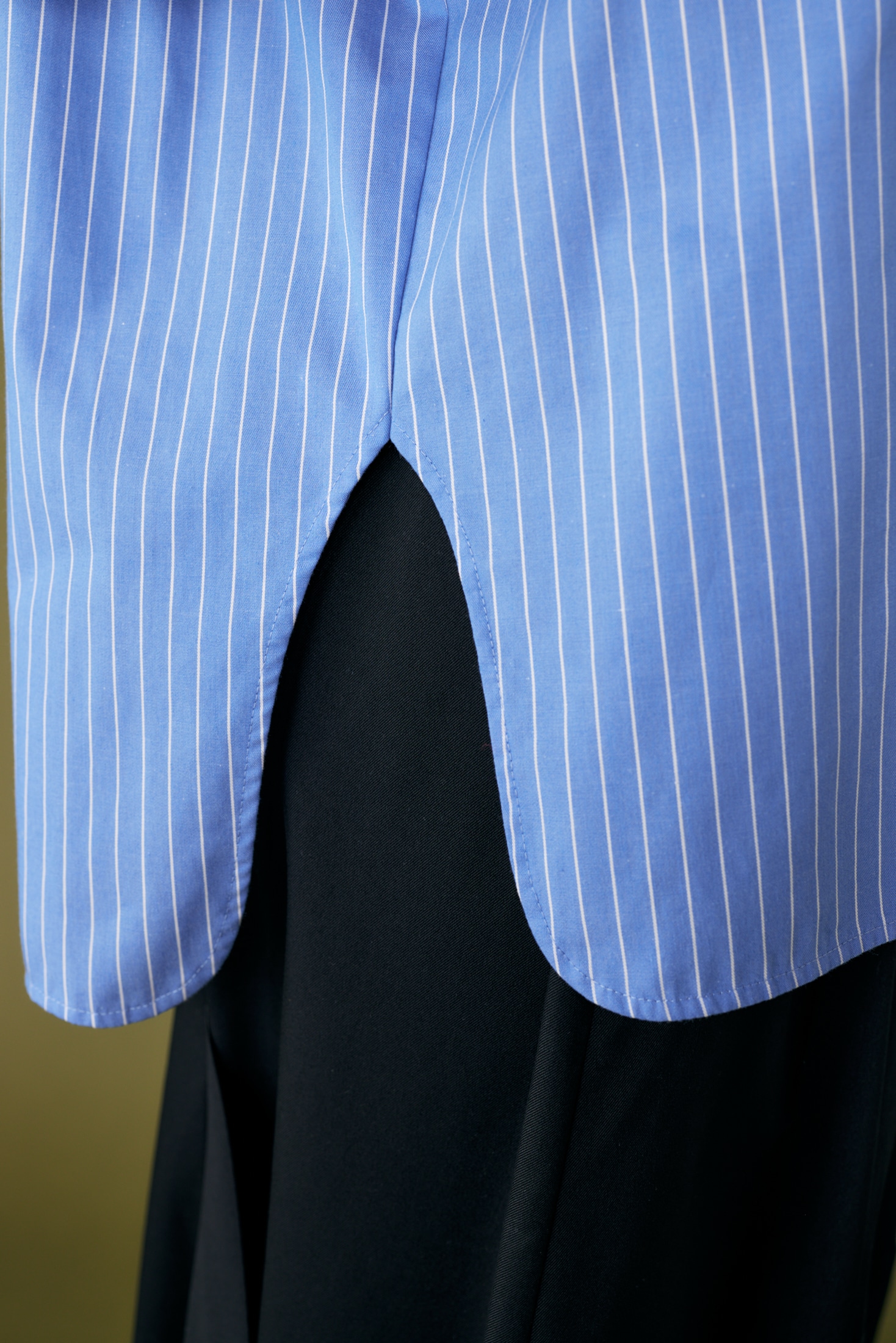 stripe asymmetry-sleeves all-round shirt