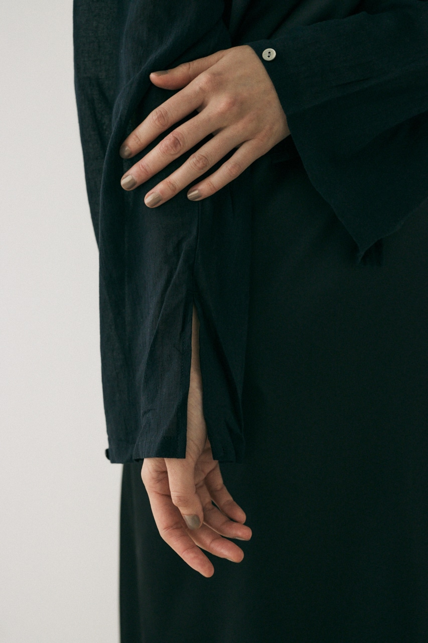 オーガニックコットン使用の透け感ある長袖ドレスとリサイクルポリエステルサテンのフルレングスキャミドレスのセット