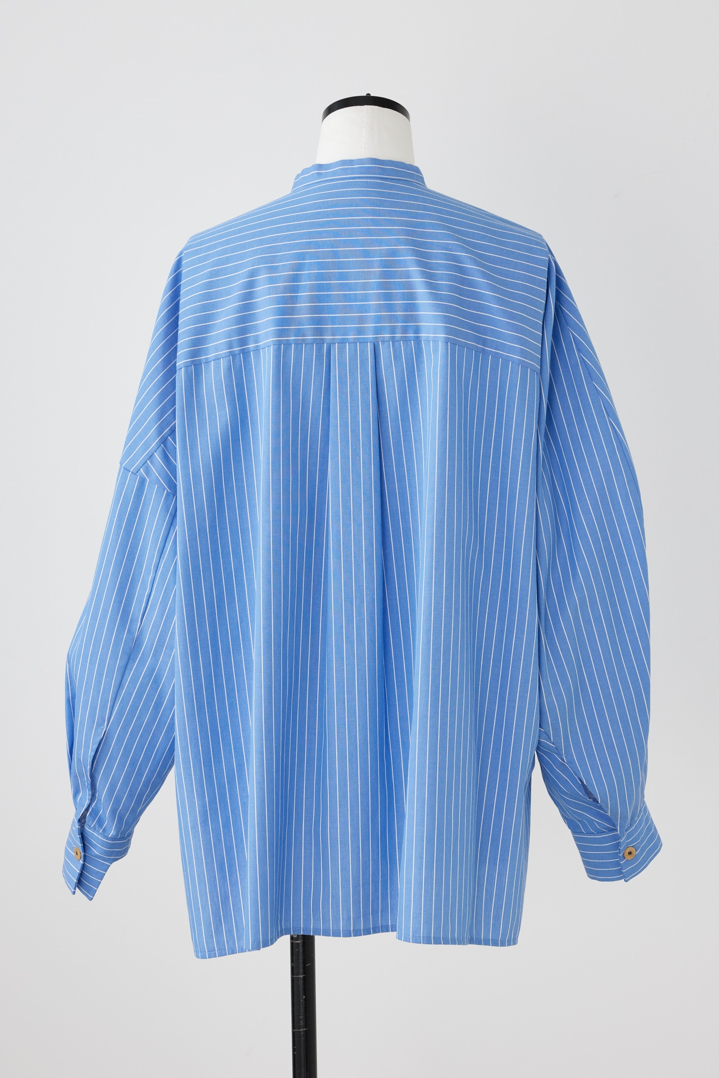 stripe asymmetry-sleeves all-round shirt