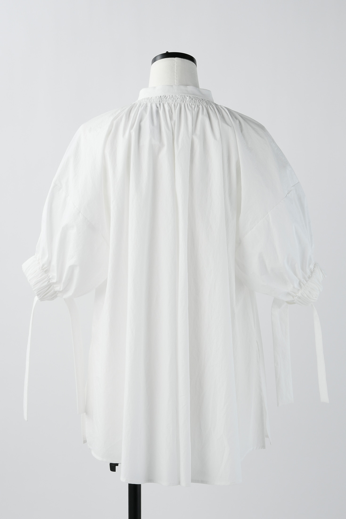 GATHER-SLEEVE BLOUSE