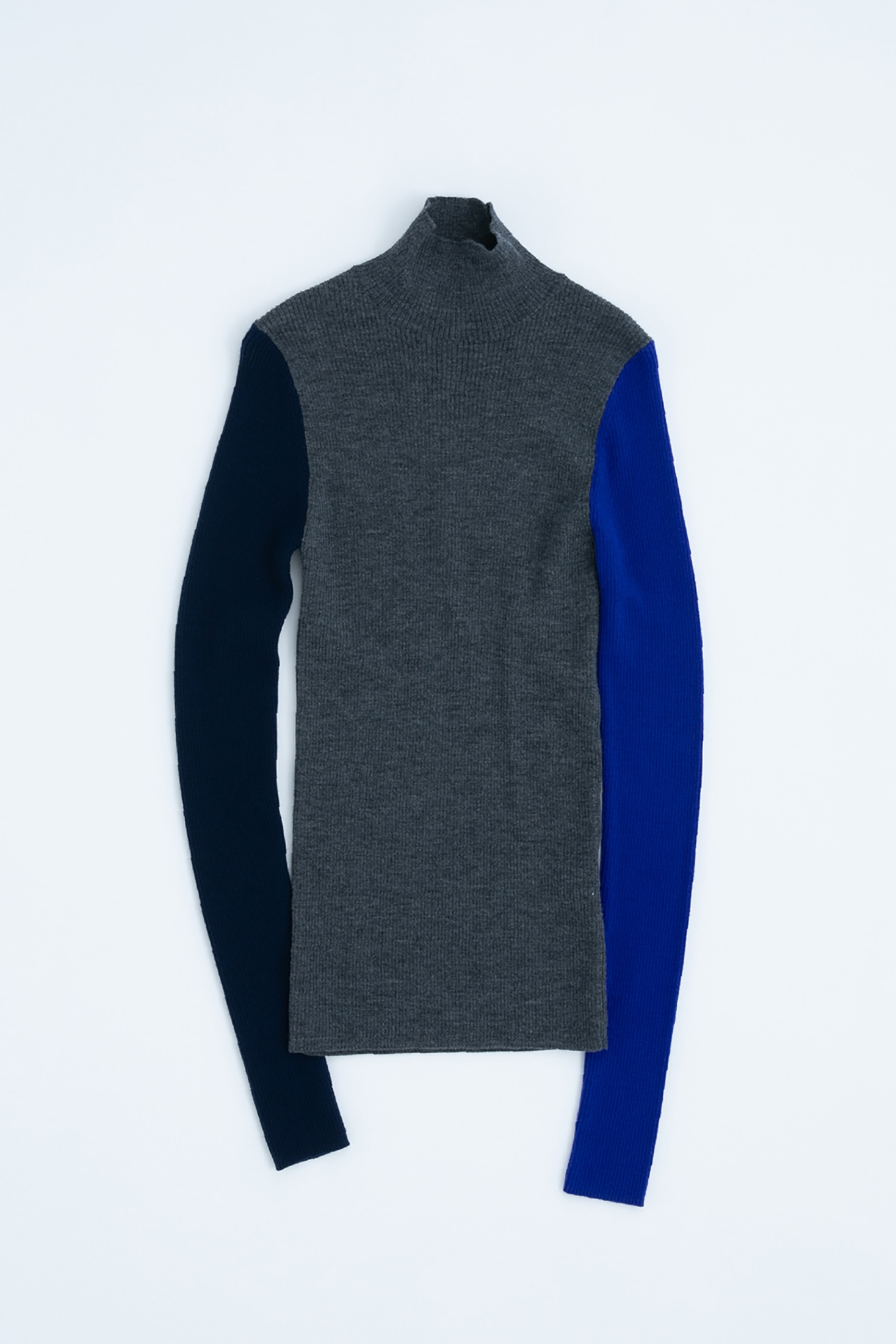 COLOR‐SLEEVE HIGH‐NECK PULLOVER